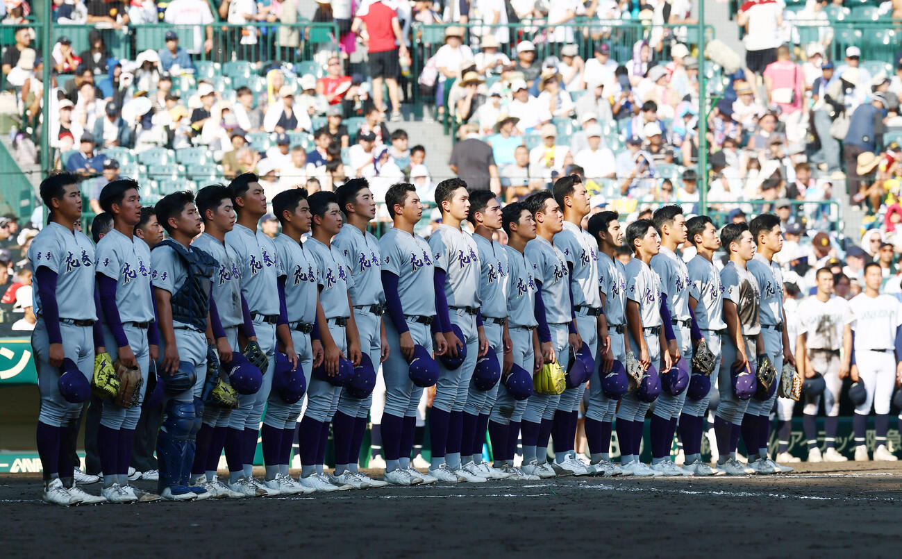 花巻東対岡山学芸館　岡山学芸館に勝利し校歌を歌う花巻東ナイン（撮影・加藤哉）