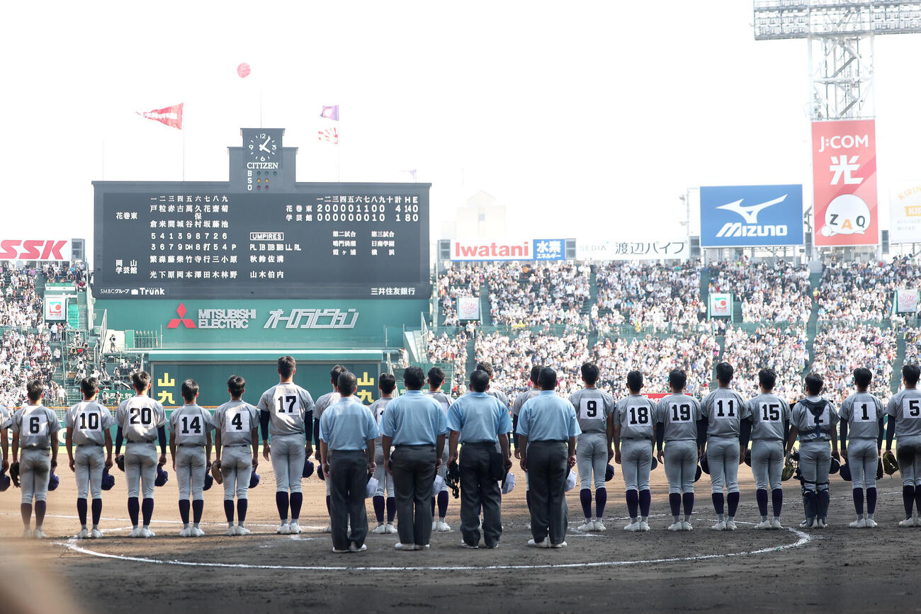 花巻東対岡山学芸館　岡山学芸館に勝利し、校歌を歌う花巻東の選手たち（撮影・河田真司）