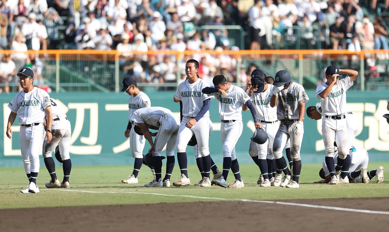 花巻東対岡山学芸館　花巻東に敗れ、涙を流す岡山学芸館の選手たち（撮影・河田真司）