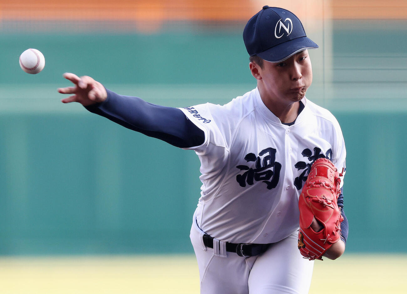 鳴門渦潮対霞ケ浦　2回裏、力投する鳴門渦潮・西村大輝（撮影・河田真司）