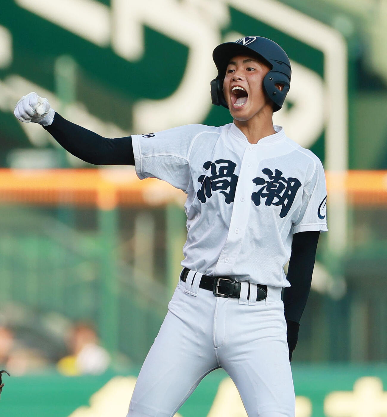 鳴門渦潮対霞ケ浦　4回表鳴門渦潮2死一、二塁、林蒼太は適時二塁打を放ち二塁で喜ぶ（撮影・上山淳一）