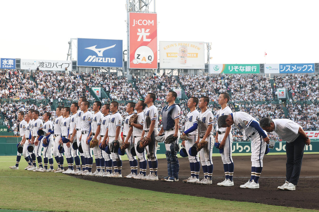 鳴門渦潮対霞ケ浦　鳴門渦潮に勝利し、応援席にあいさつする霞ケ浦の選手たち（撮影・河田真司）