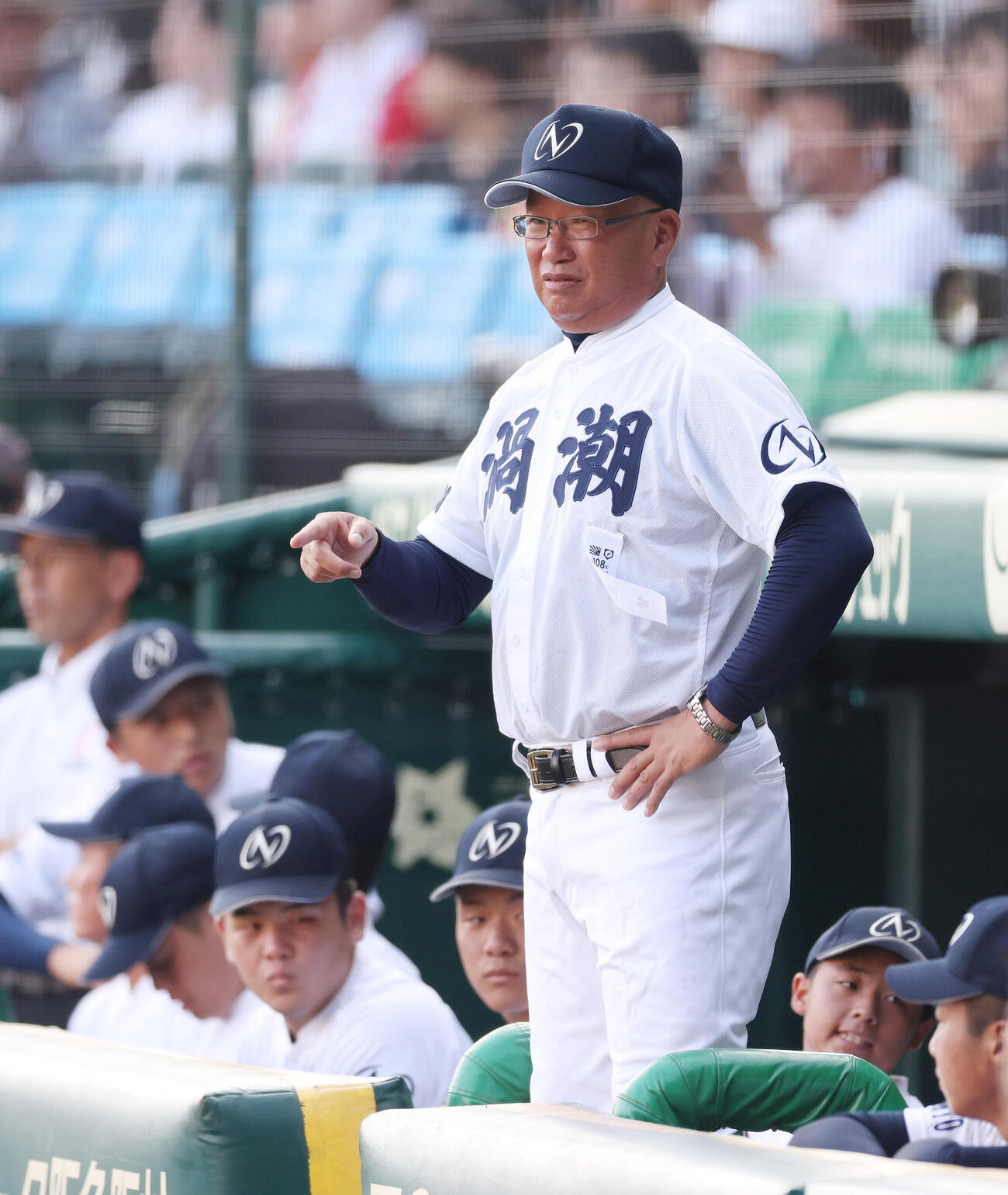 鳴門渦潮対霞ケ浦　2回表、戦況を見守る鳴門渦潮・森恭仁監督（撮影・河田真司）