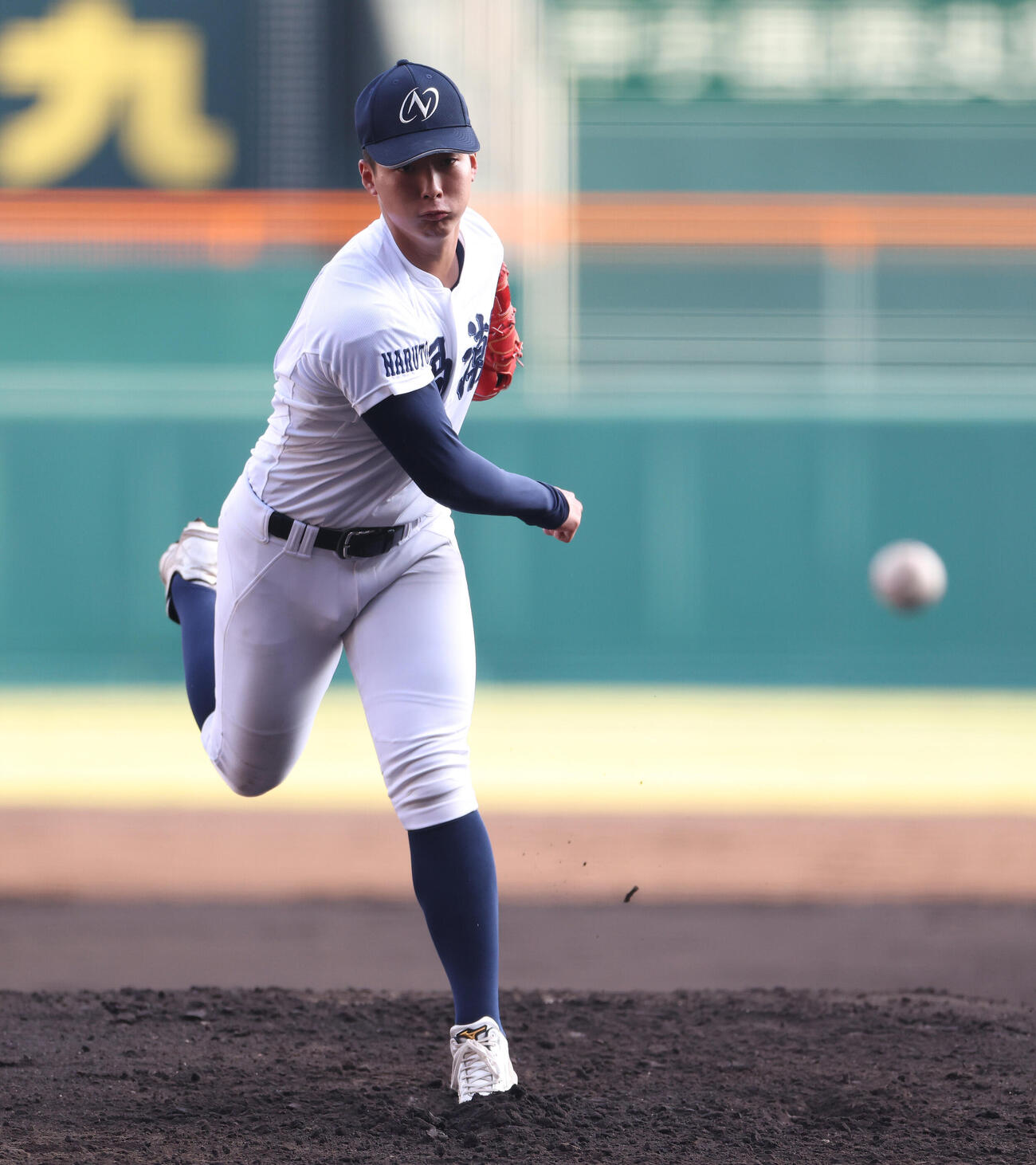 鳴門渦潮対霞ケ浦　2回裏、、力投する鳴門渦潮・西村大輝（撮影・河田真司）
