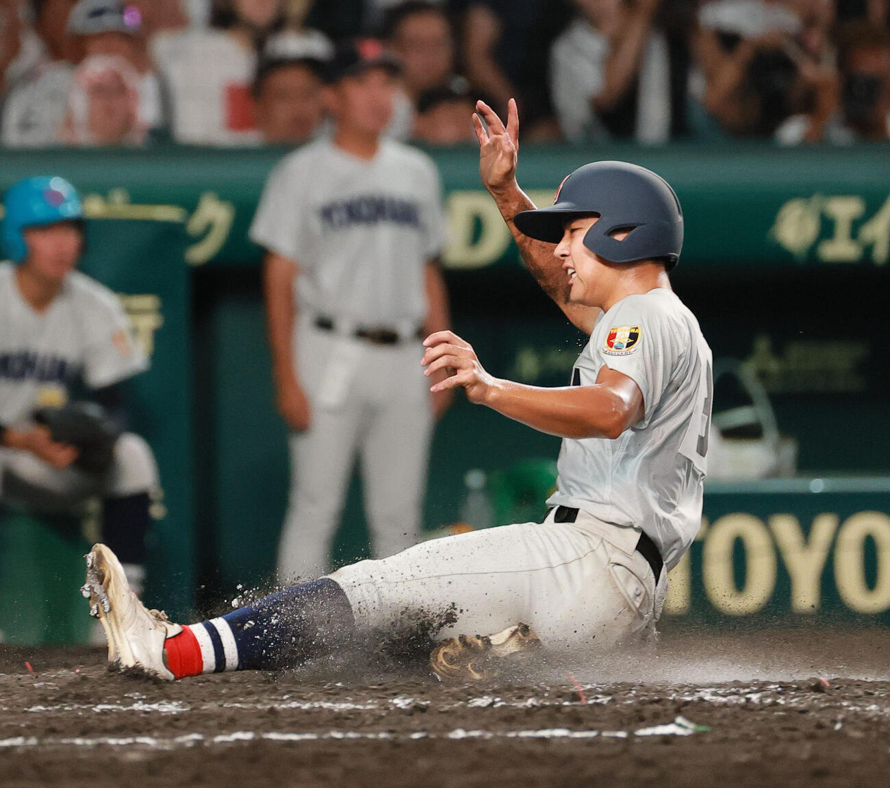 横浜対日南学園　3回表横浜1死二塁、小野舜友の中前適時打で生還する二走千島大翼（撮影・上山淳一）