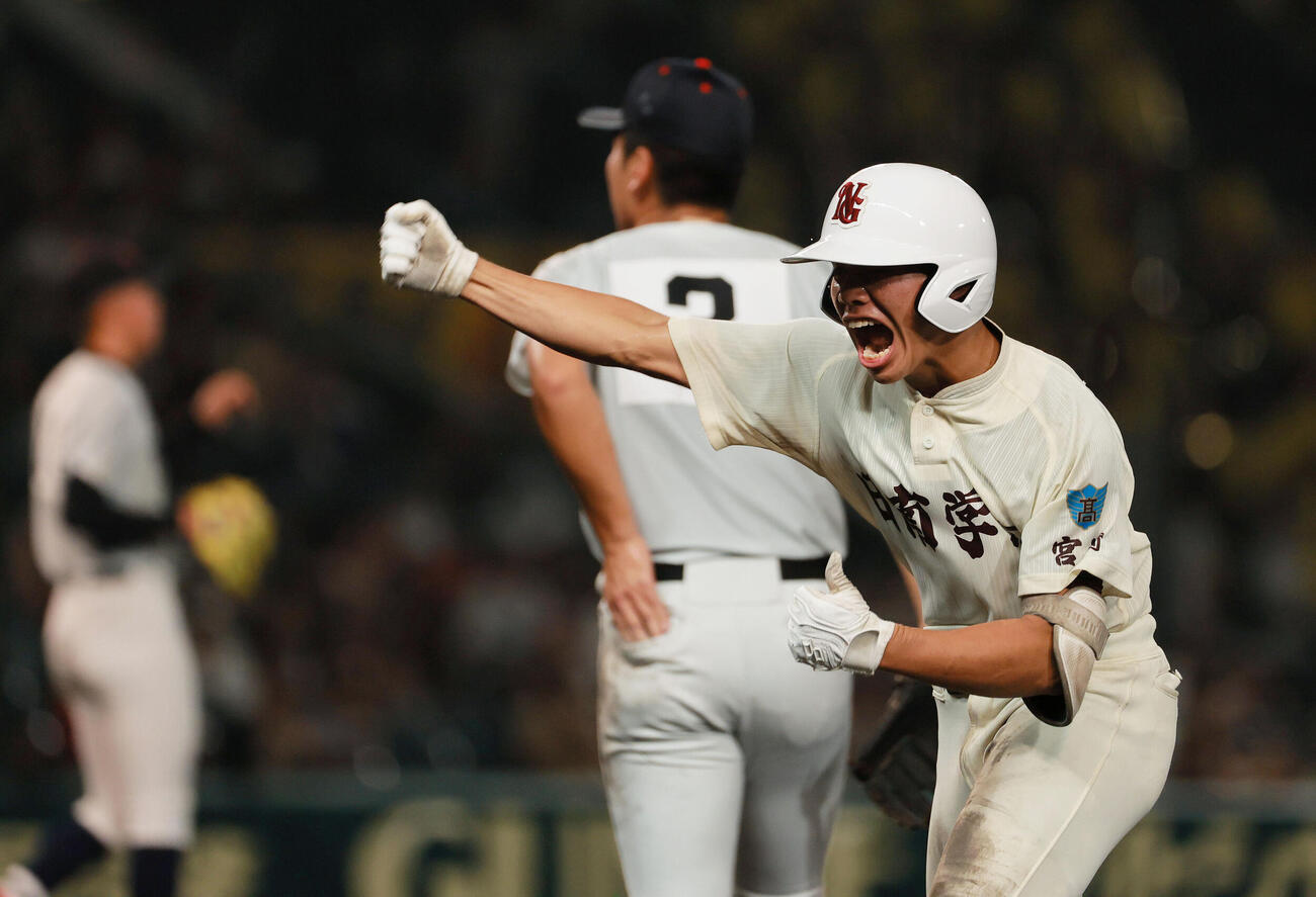 横浜対日南学園　4回裏日南学園1死三塁、下川源次（右）は中前適時打を放ち一塁で喜ぶ（撮影・上山淳一）
