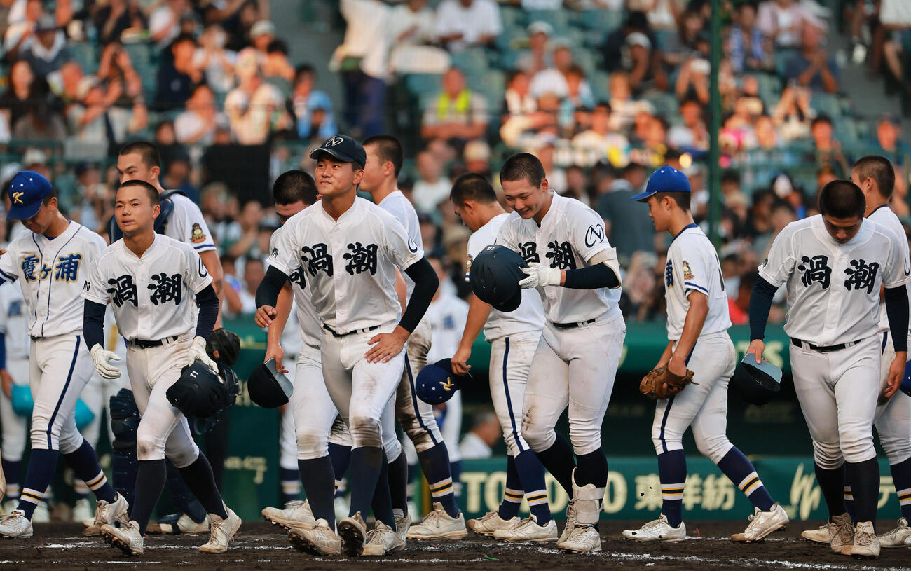 鳴門渦潮対霞ケ浦　試合後、互いの健闘をたたえ合う選手ら（撮影・上山淳一）
