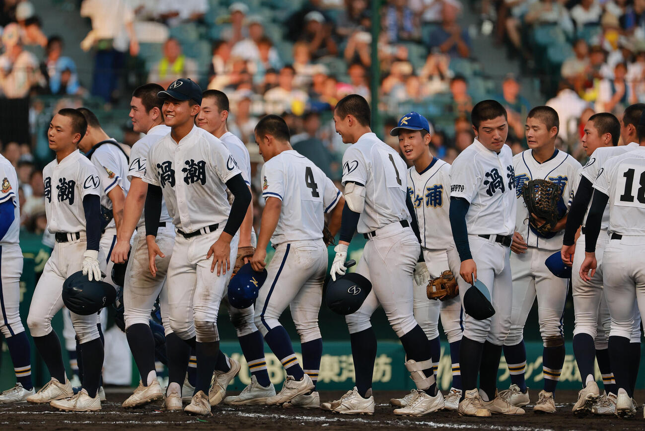 鳴門渦潮対霞ケ浦　試合後、互いの健闘をたたえ合う選手ら（撮影・上山淳一）