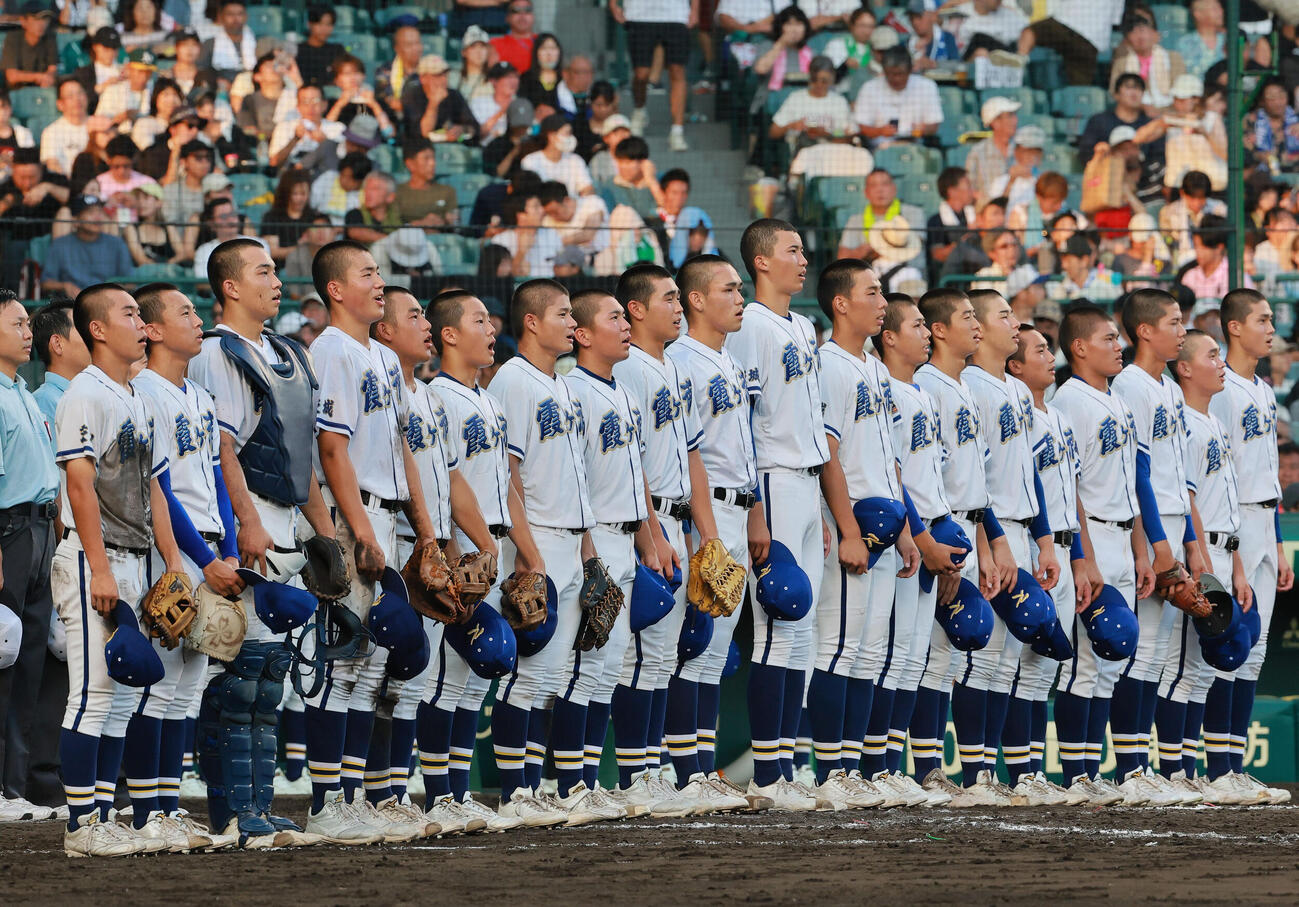 鳴門渦潮対霞ケ浦　鳴門渦潮に勝利し、校歌斉唱する霞ケ浦ナインン（撮影・上山淳一）