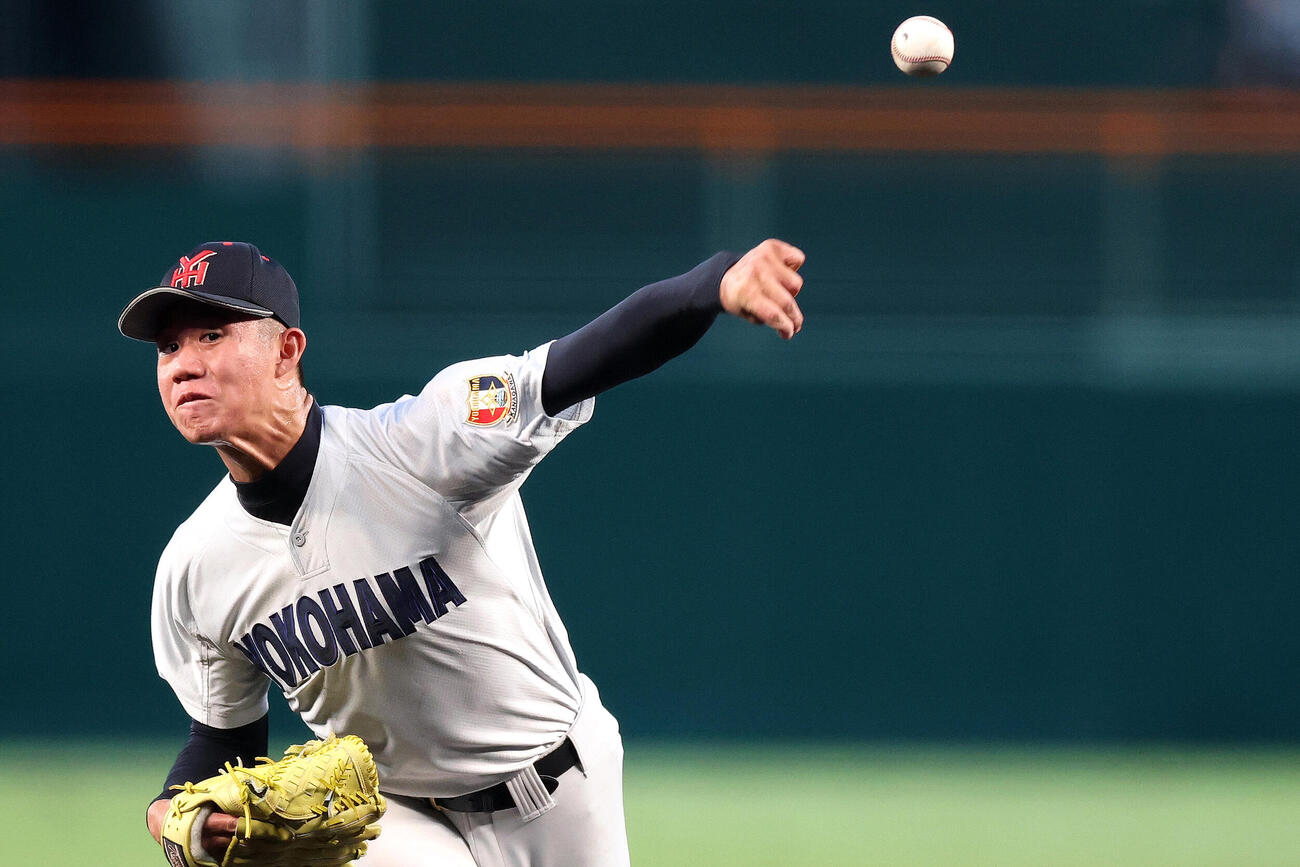 横浜対日南学園　先発登板で力投する横浜・小林鉄三郎（撮影・河田真司）