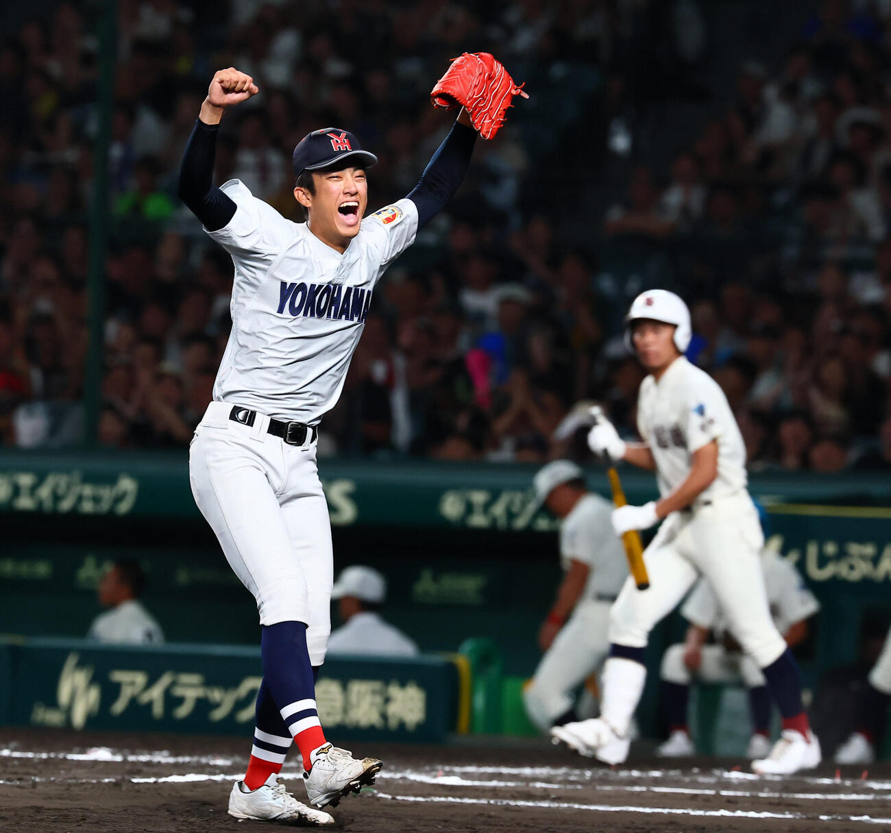 横浜対日南学園　6回裏日南学園1死満塁、織田翔希は下川源次を二ゴロ併殺に仕留めジャンプしてガッツポーズを見せる（撮影・加藤哉）