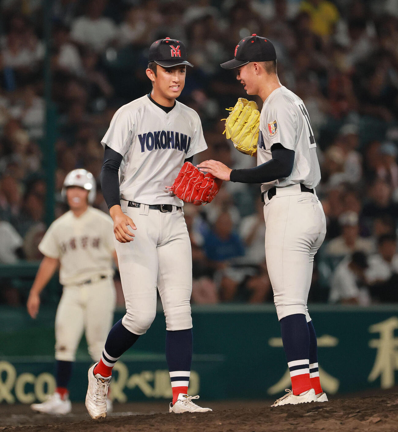 横浜対日南学園　6回裏日南学園無死二、三塁、小林鉄三郎（右）に代わり織田翔希がマウンドに上がる（撮影・上山淳一）