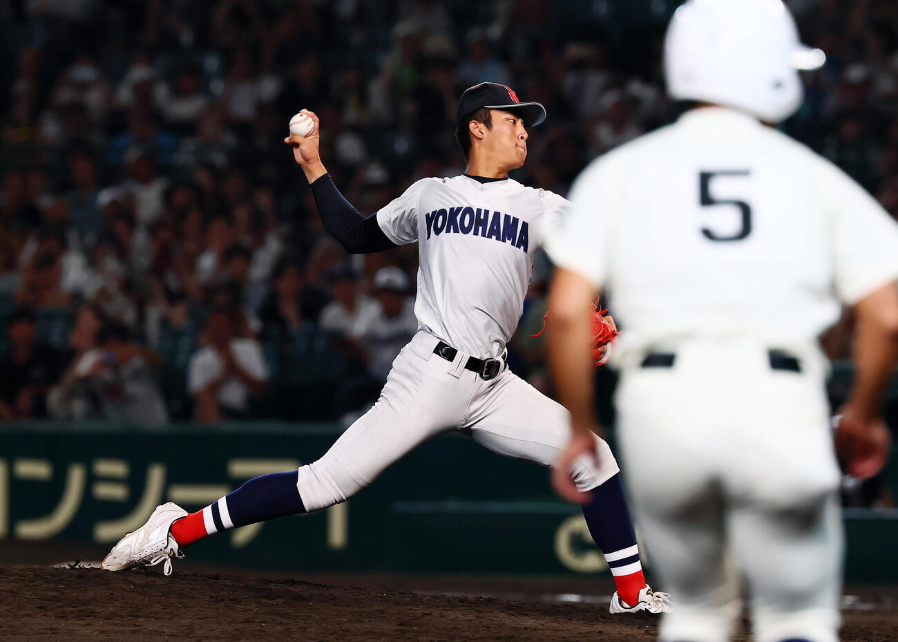横浜対日南学園　6回裏途中から横浜2番手で登板した織田翔希（撮影・加藤哉）