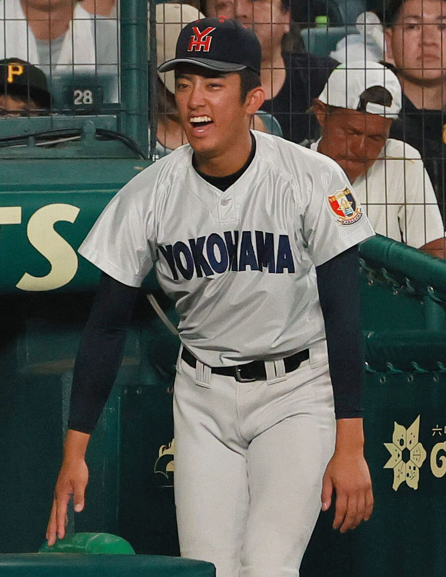 横浜対日南学園　4回、ベンチから試合を見つめる横浜エース織田翔希（撮影・上山淳一）