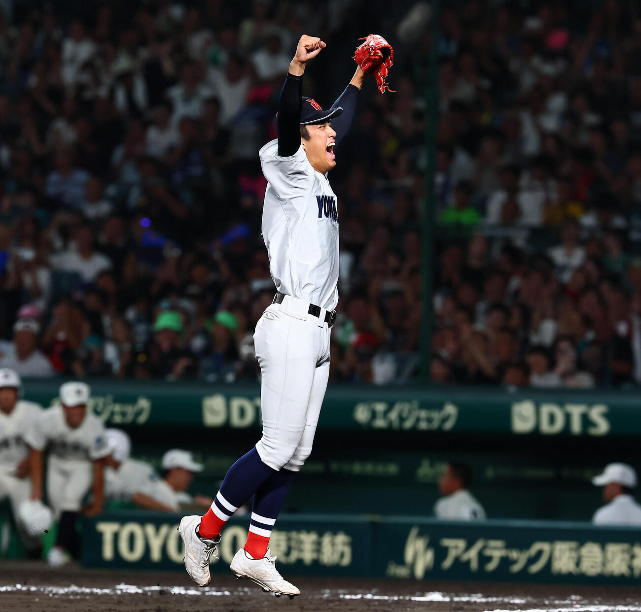 横浜対日南学園　6回裏日南学園1死満塁、織田翔希は下川源次を二ゴロ併殺に仕留めジャンプしてガッツポーズを見せる（撮影・加藤哉）