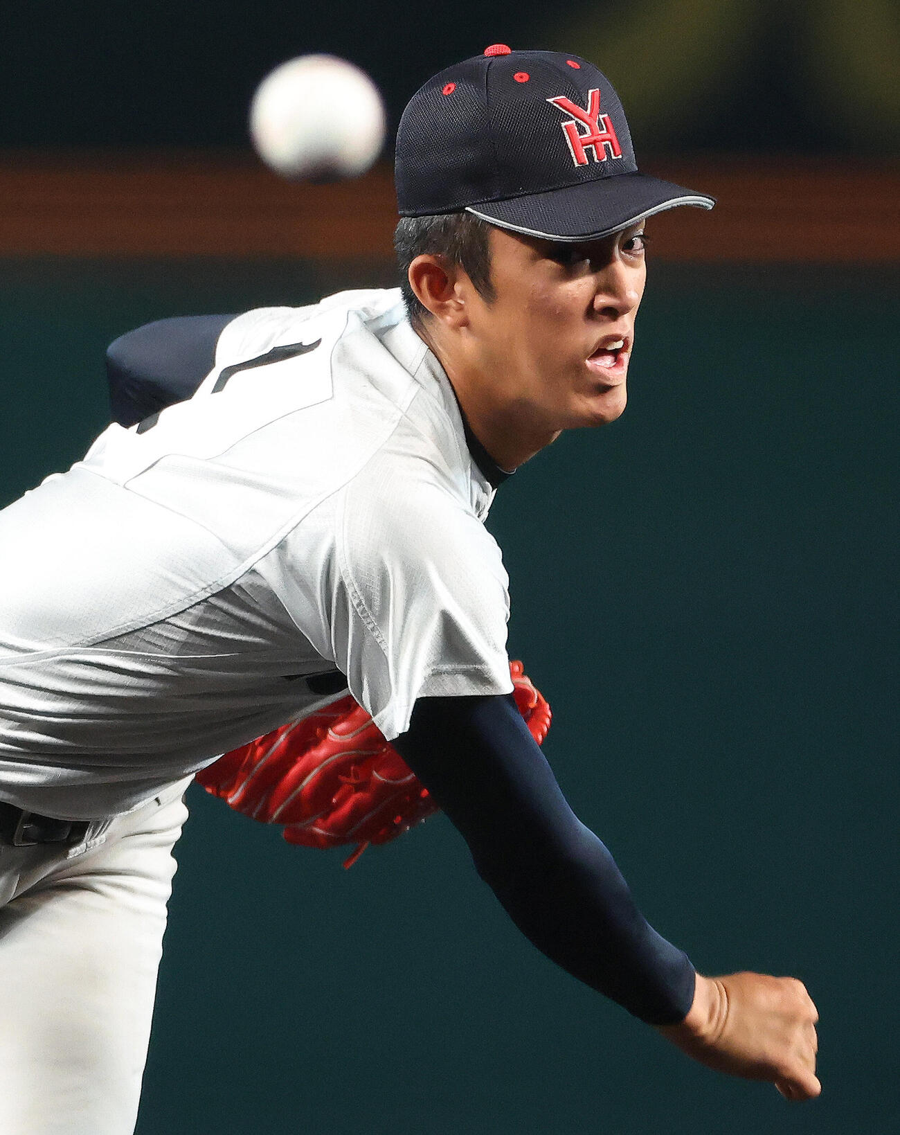 横浜対日南学園　6回裏、力投する横浜・織田翔希（撮影・河田真司）