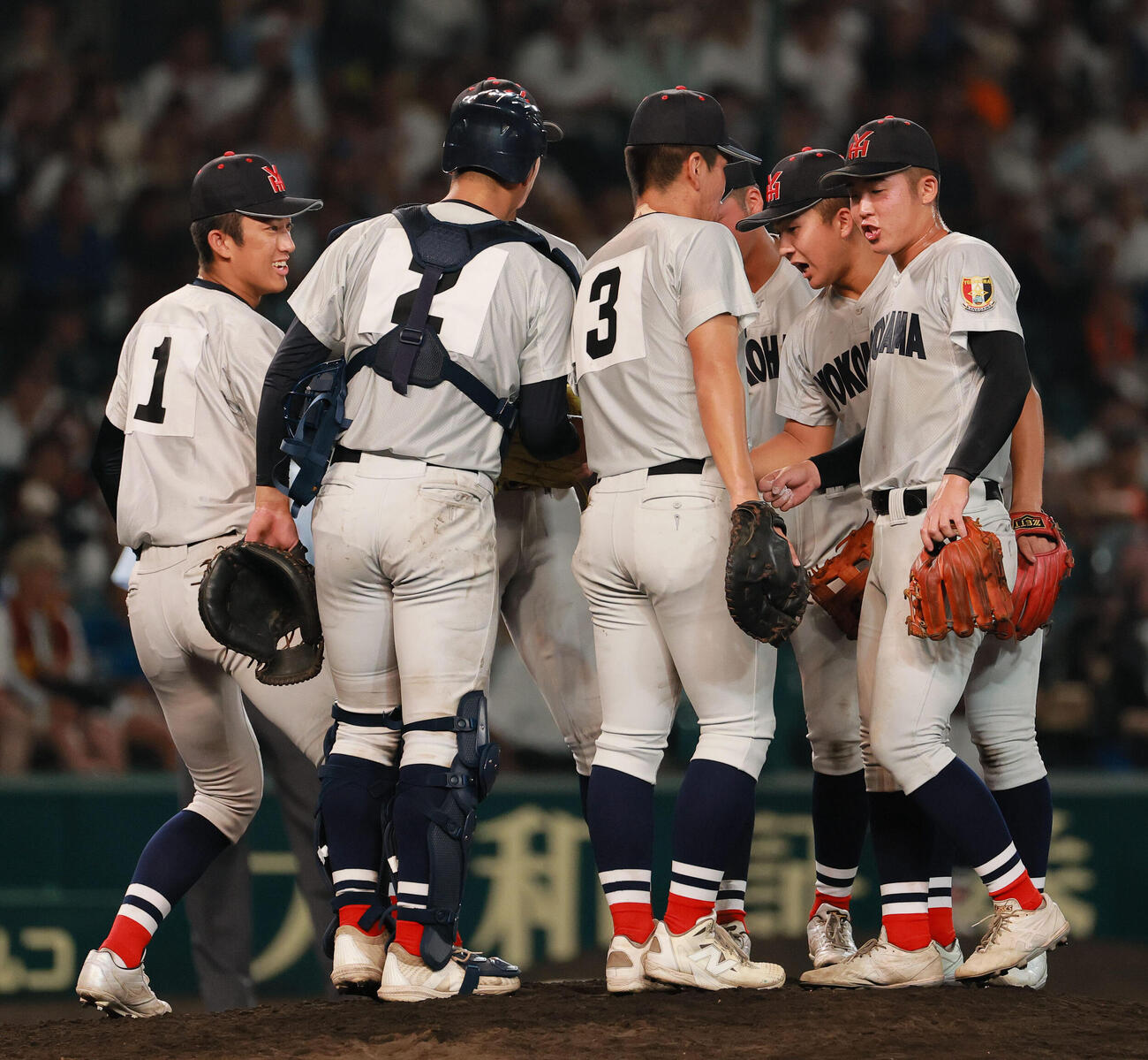 横浜対日南学園　4回裏、織田翔希（左）が伝令で内野陣を激励する（撮影・上山淳一）