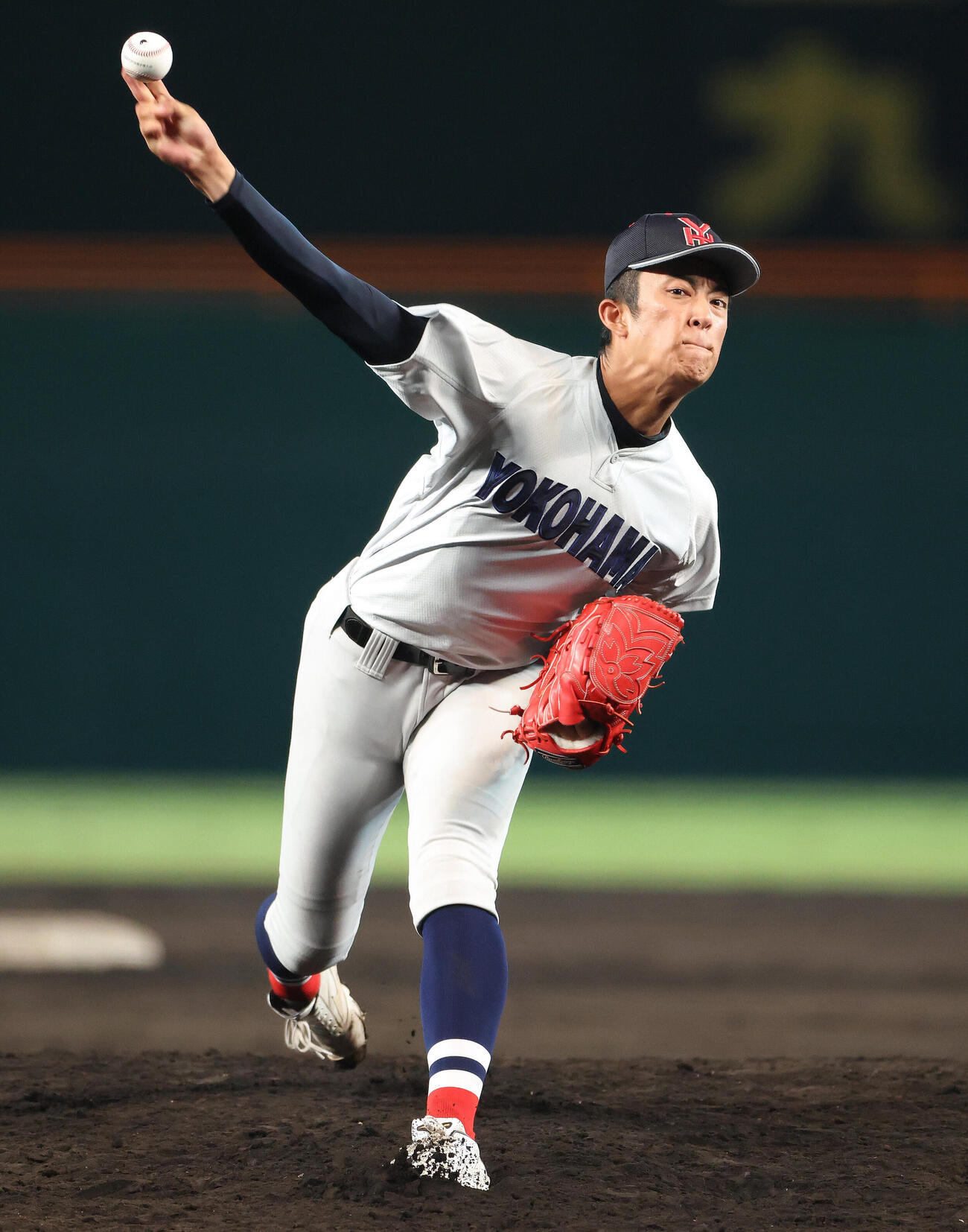 横浜対日南学園　6回裏、力投する横浜・織田翔希（撮影・河田真司）
