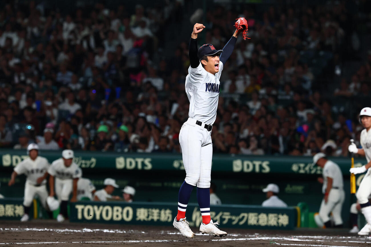 横浜対日南学園　6回裏日南学園1死満塁、織田翔希は下川源次を二ゴロ併殺に仕留めジャンプしてガッツポーズを見せる（撮影・加藤哉）