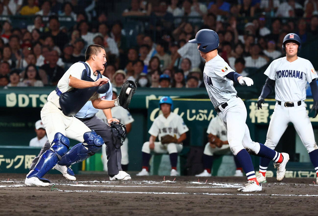 横浜対日南学園　6回表横浜1死一塁、江坂佳史の右飛を相手野手落球で一気に本塁突入の一走川上慧だがタッチアウトになる（撮影・加藤哉）