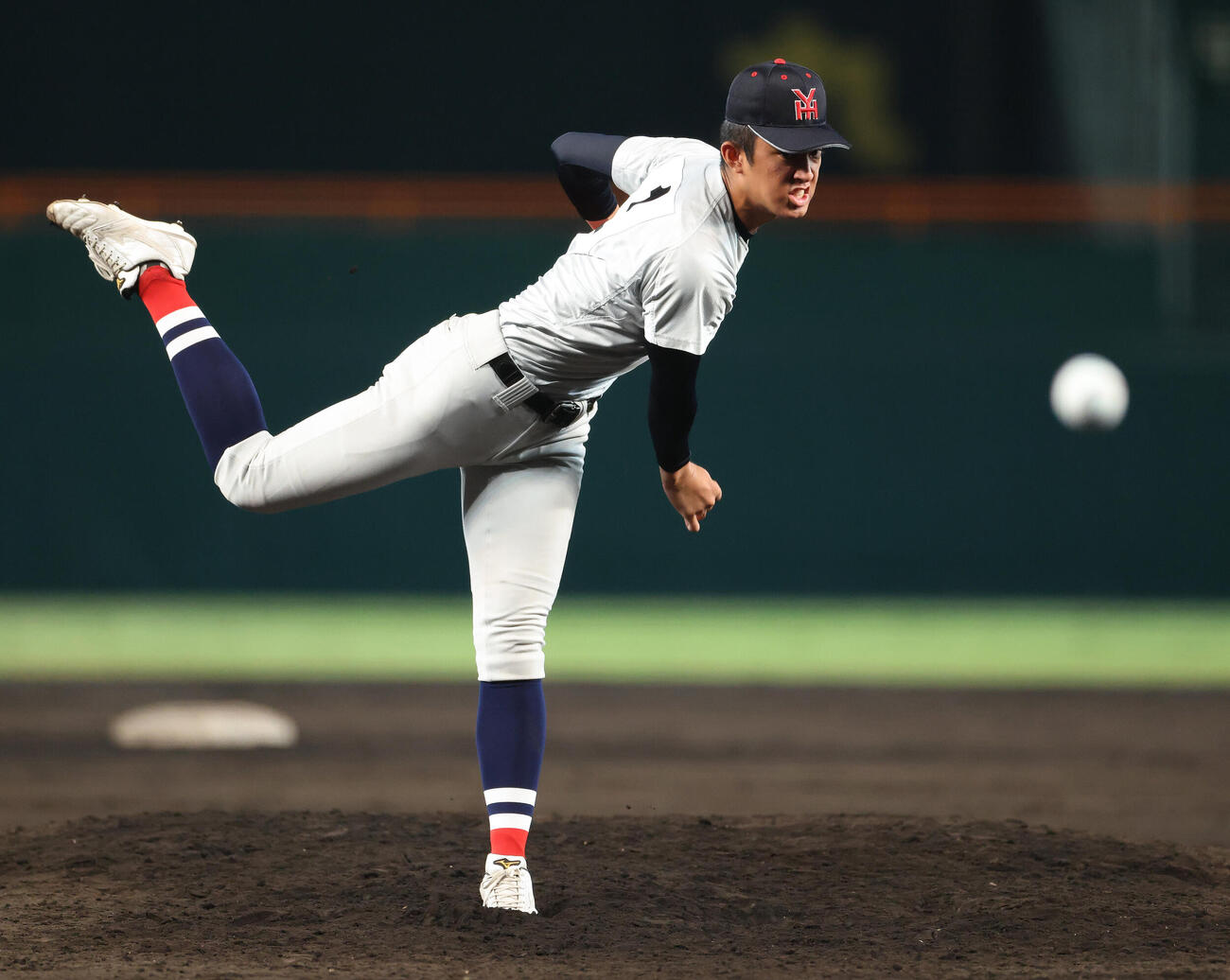 横浜対日南学園　6回裏、力投する横浜・織田翔希（撮影・河田真司）