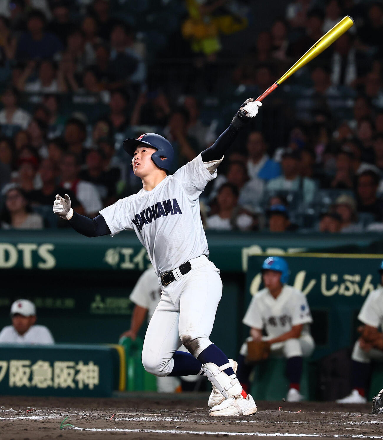 横浜対日南学園　9回表横浜2死満塁、江坂佳史は左越え満塁本塁打を放つ(撮影・加藤哉）