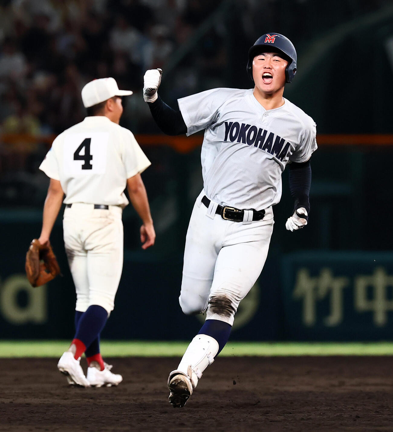 横浜対日南学園　9回表横浜2死満塁、江坂佳史は左越え満塁本塁打を放つ(撮影・加藤哉）