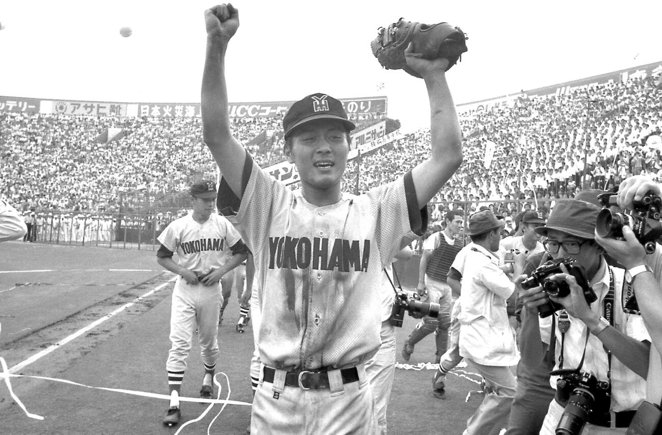 横浜対早実　優勝し喜ぶ横浜の愛甲猛＝1980年8月22日