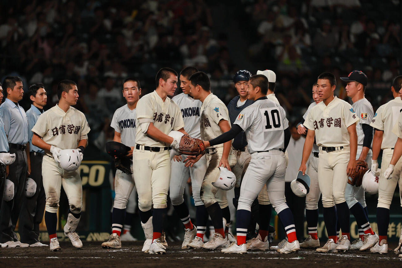 横浜対日南学園　試合後、互いの健闘をたたえ合う選手ら（撮影・上山淳一）