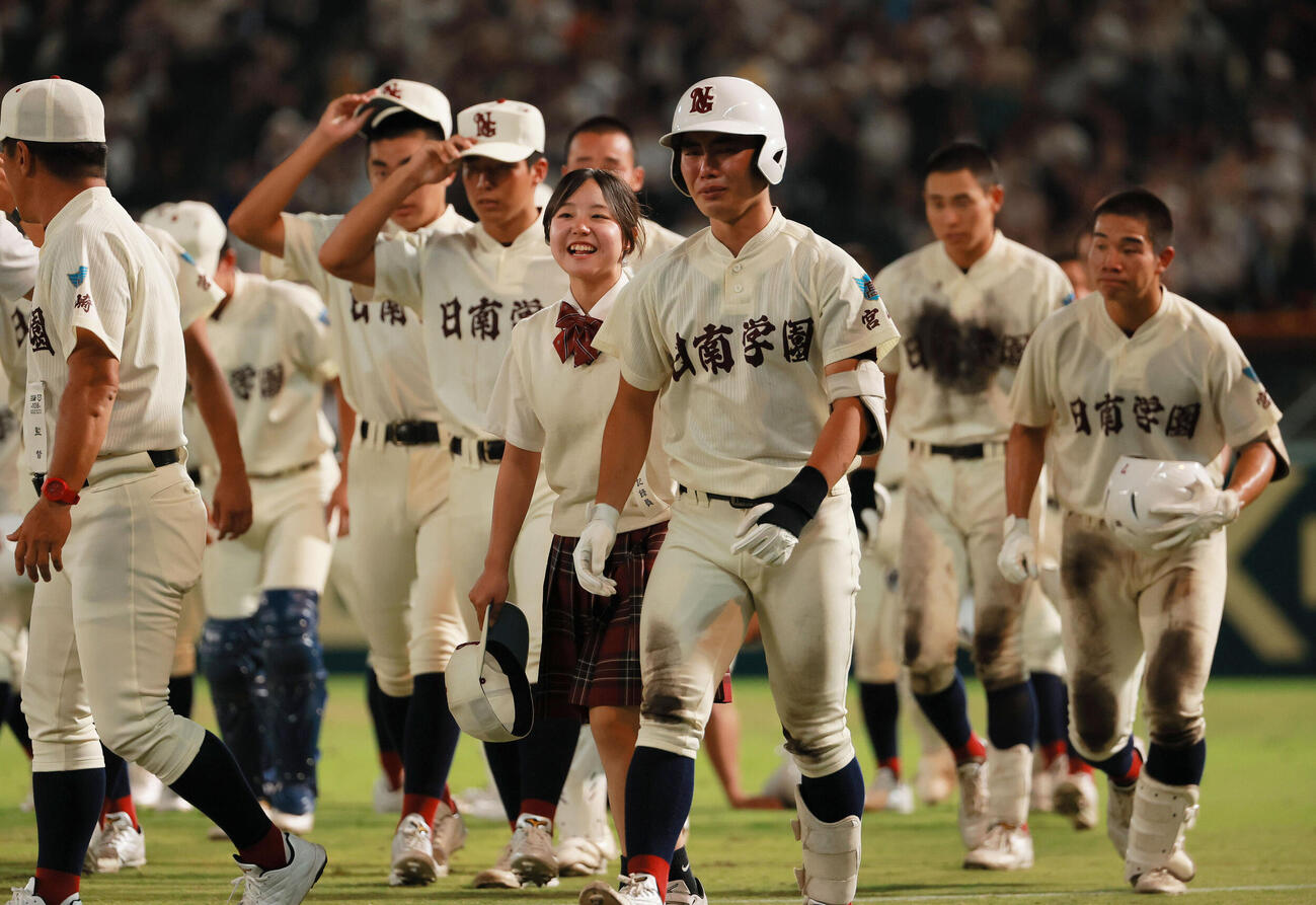 横浜対日南学園　横浜に敗れ、涙を流す日南学園ナイン（撮影・上山淳一）