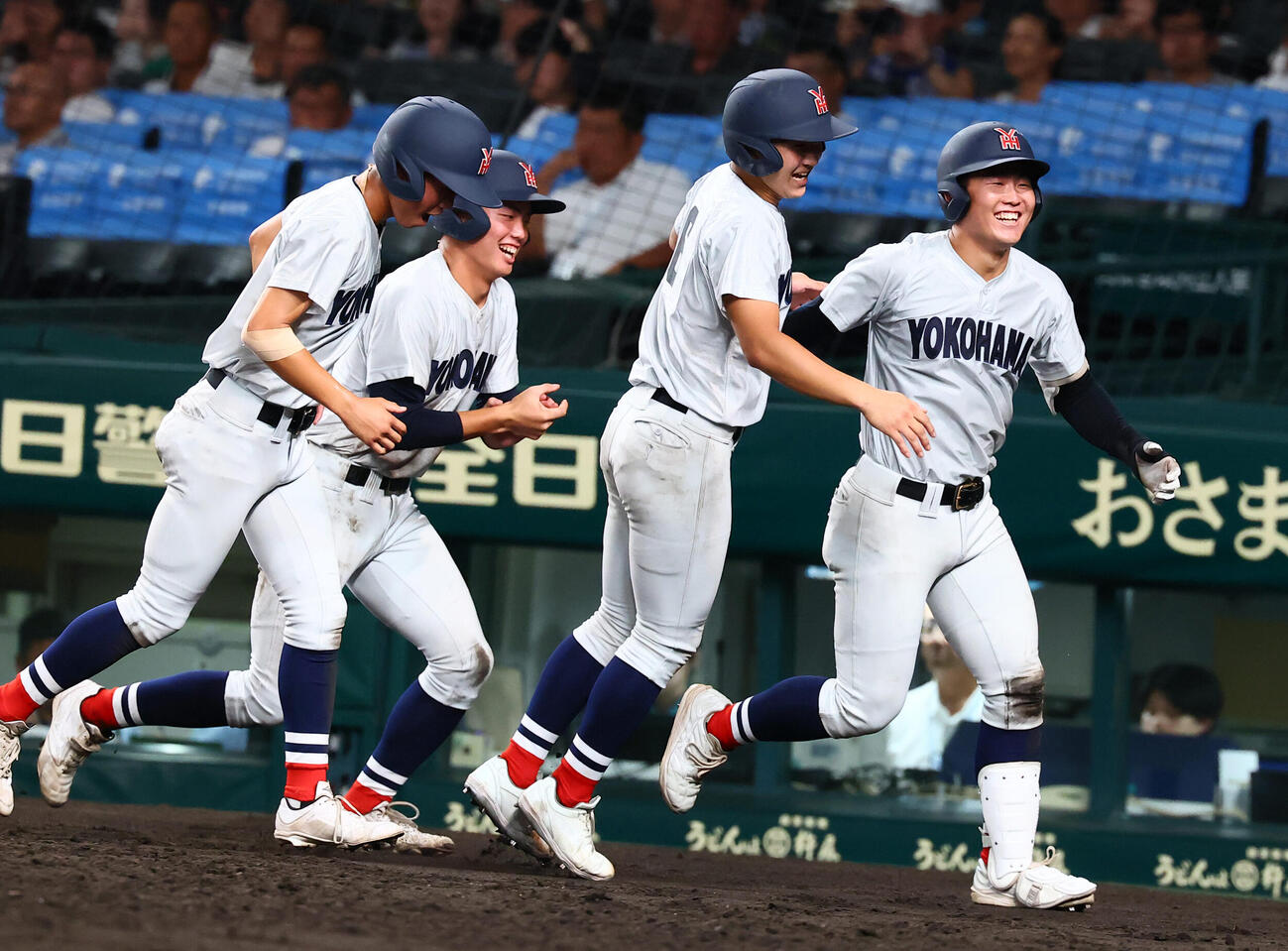 横浜対日南学園　9回表横浜2死満塁、江坂佳史（右端）は左越え満塁本塁打を放ち生還(撮影・加藤哉）