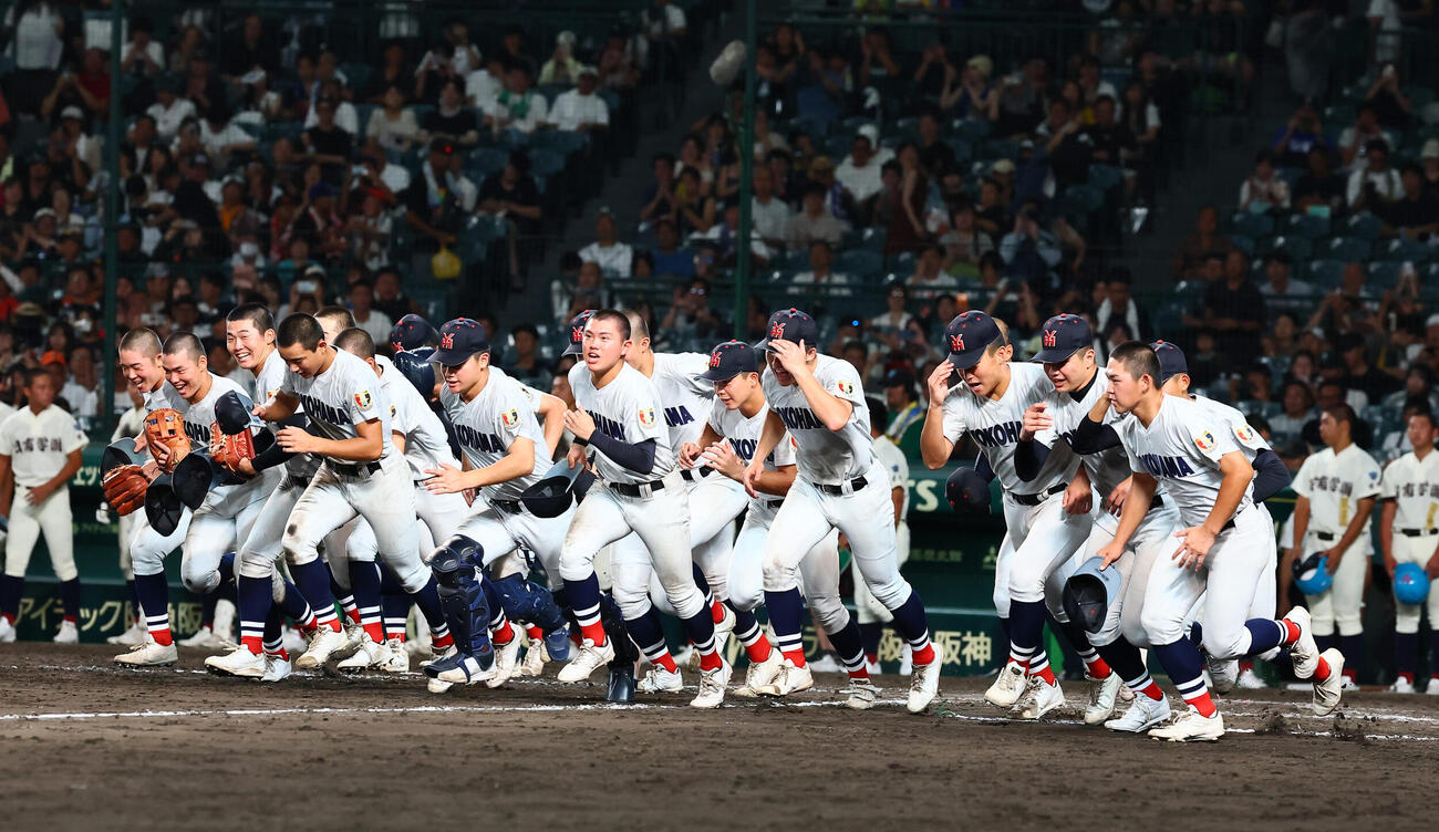 横浜対日南学園　日南学園に勝利し応援団へあいさつに向かう横浜ナイン(撮影・加藤哉）