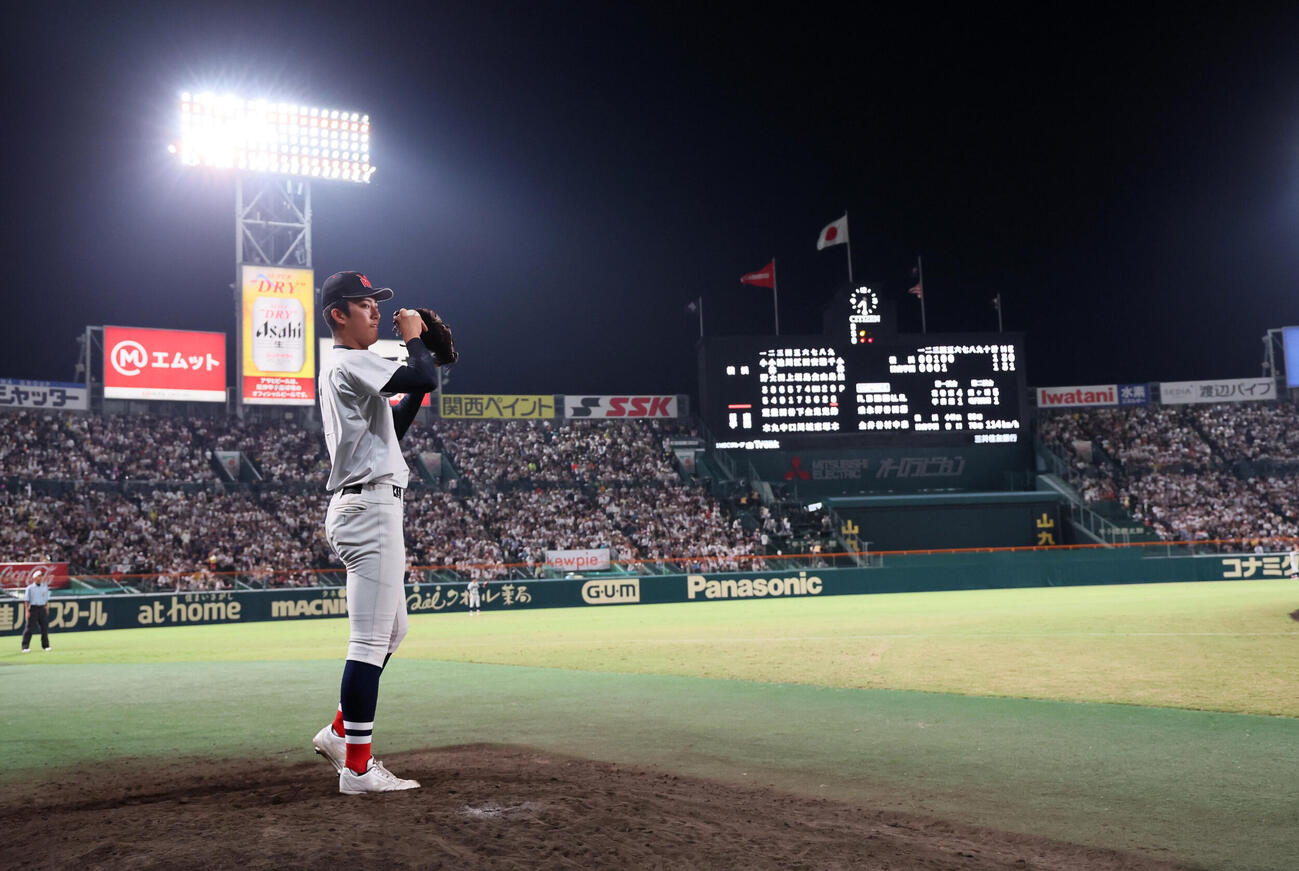 横浜対日南学園　5回裏、ブルペンで投球練習を行う横浜の織田翔希（撮影・加藤哉）