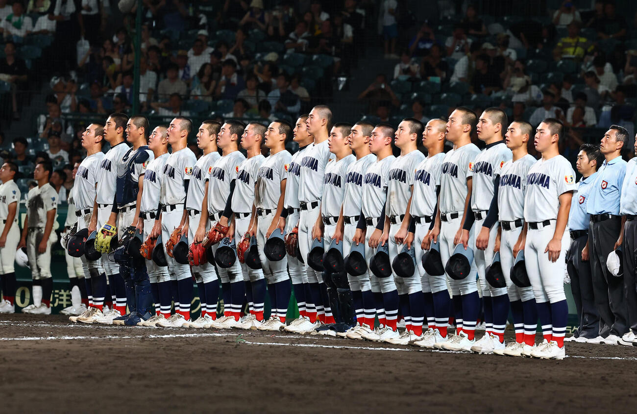 横浜対日南学園　日南学園に勝利し校歌を歌う横浜ナイン(撮影・加藤哉）