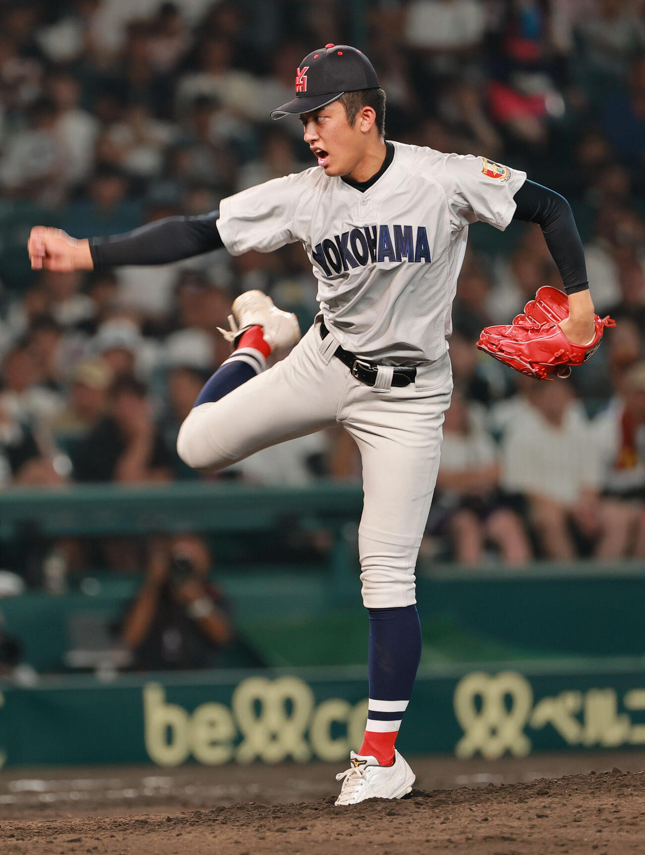 横浜対日南学園　8回裏日南学園1死、156キロマークする横浜・織田翔希（撮影・上山淳一）