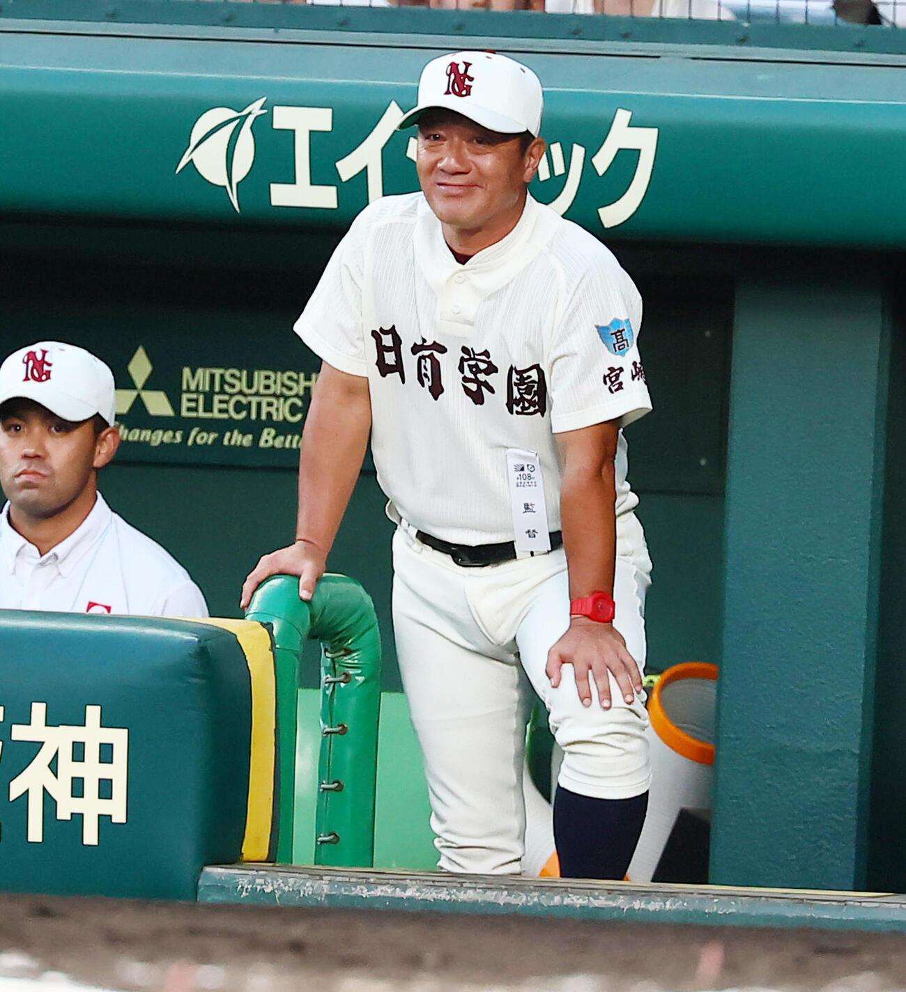 横浜対日南学園　ベンチから試合展開を見る日南学園の金川豪一郎監督（撮影・加藤哉）