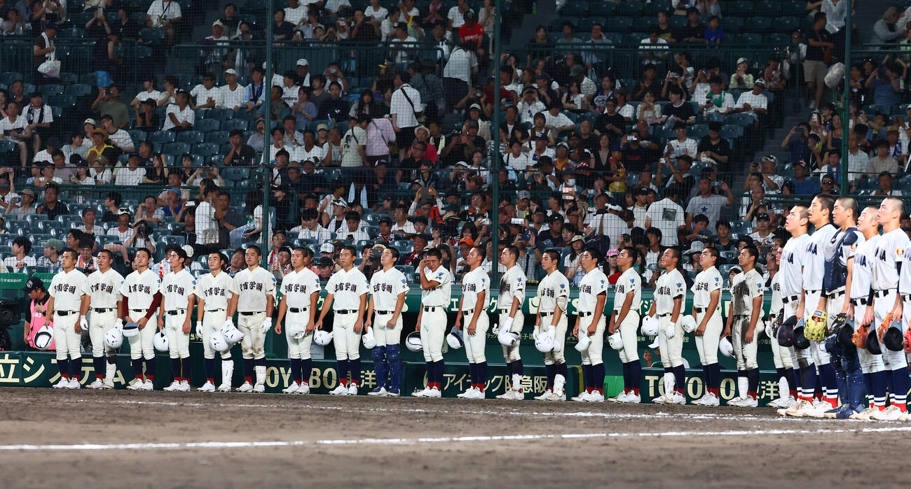 横浜対日南学園　横浜に敗れ整列する日南学園ナイン(撮影・加藤哉）