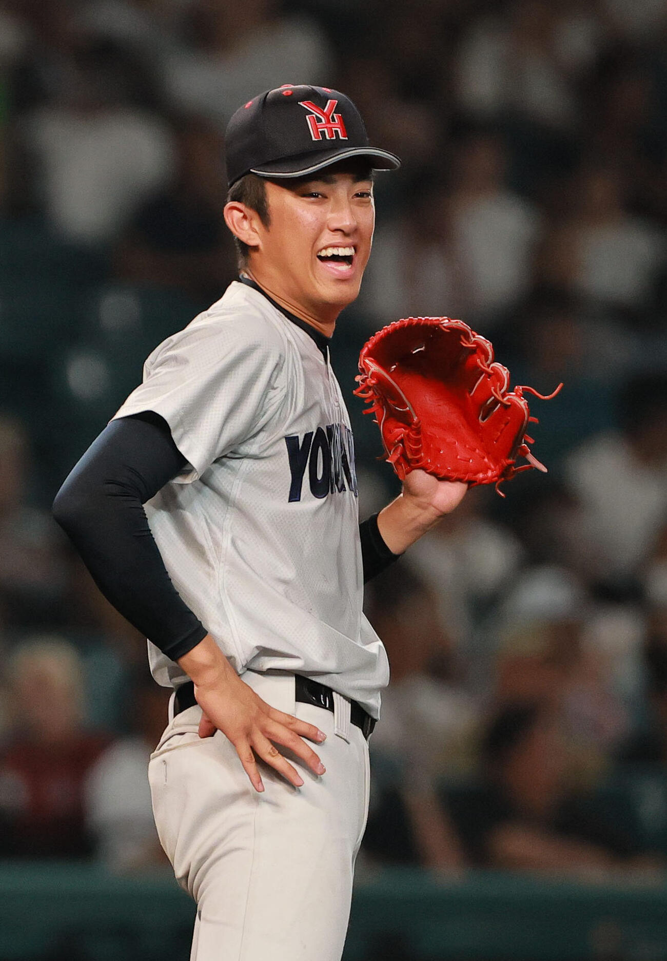 横浜対日南学園　7回裏、マウンドで笑顔を見せる横浜・織田翔希（撮影・上山淳一）