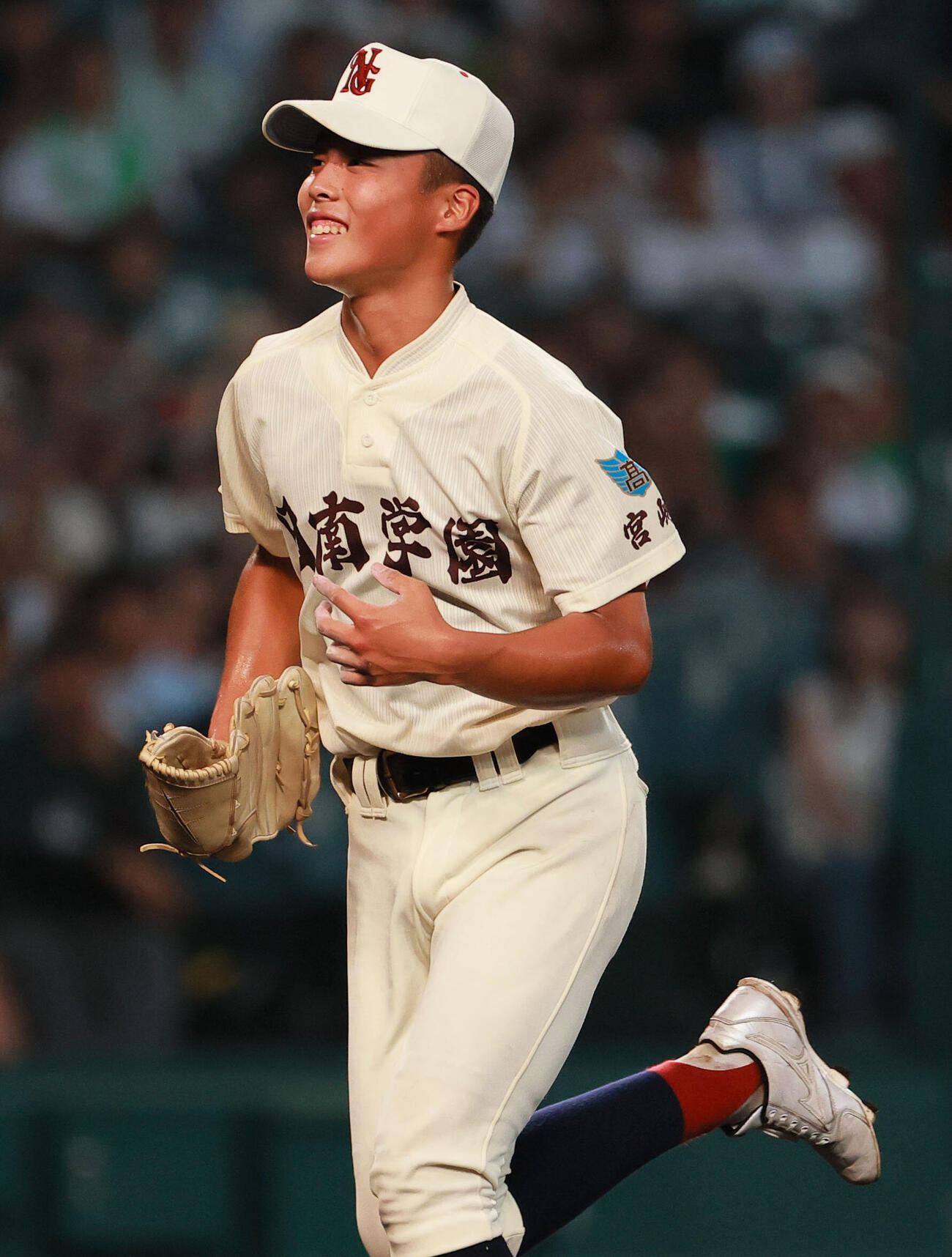 横浜対日南学園　2回を無失点に終え笑顔でベンチへ引き揚げる日南学園先発の谷口銀次郎（撮影・上山淳一）