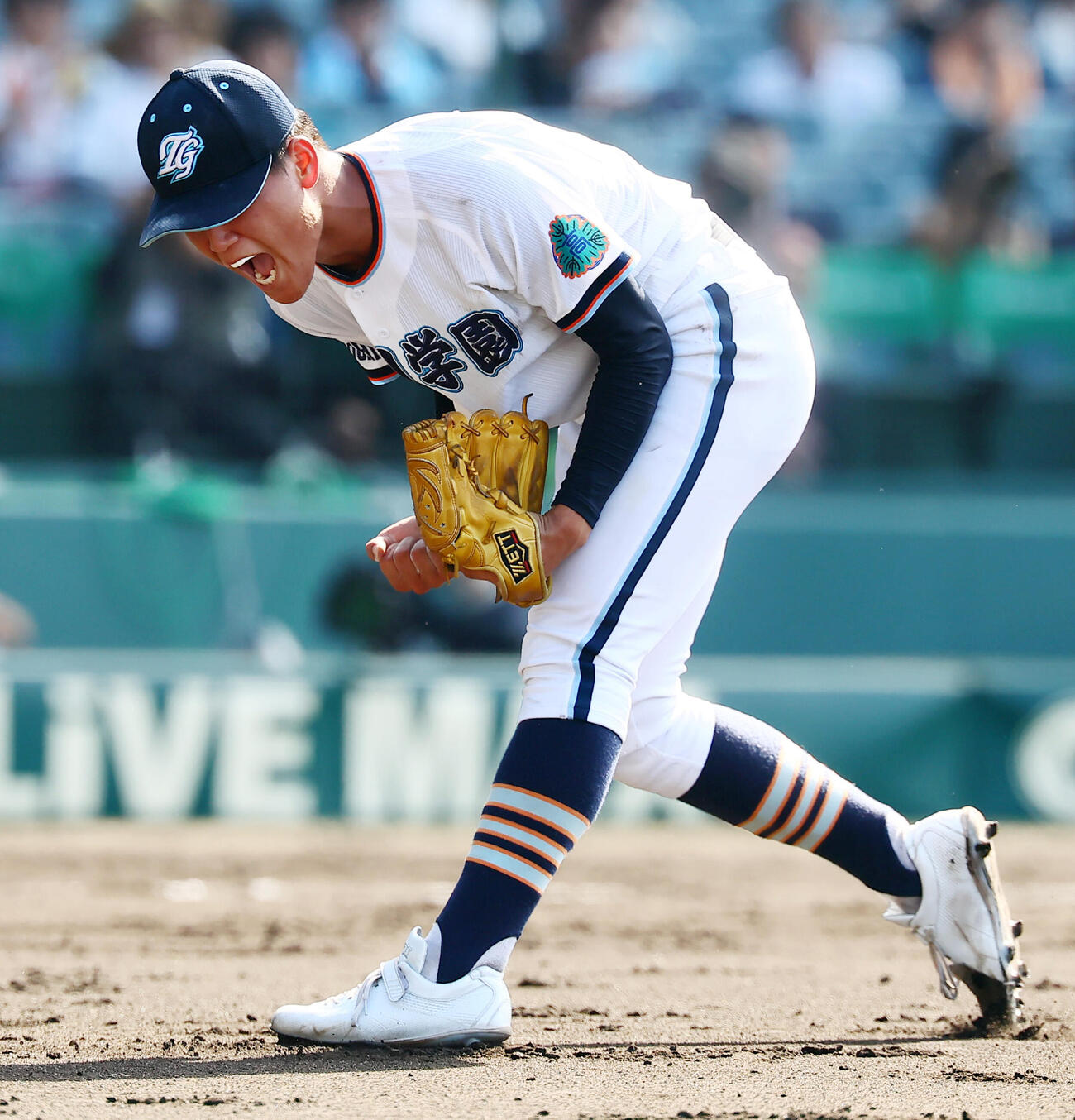 天理対高川学園　3回表天理1死一、三塁、木下瑛二は永井仁之丞を投ゴロ併殺に仕留め雄たけびを上げる(撮影・加藤哉）