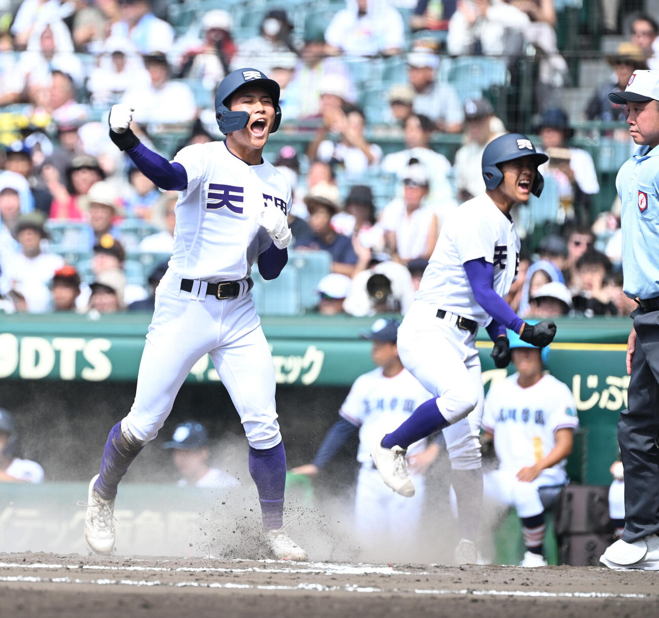 6回天理1死満塁、山中喜晴の中犠飛で生還した前田奨太はガッツポーズ（撮影・和賀正仁）