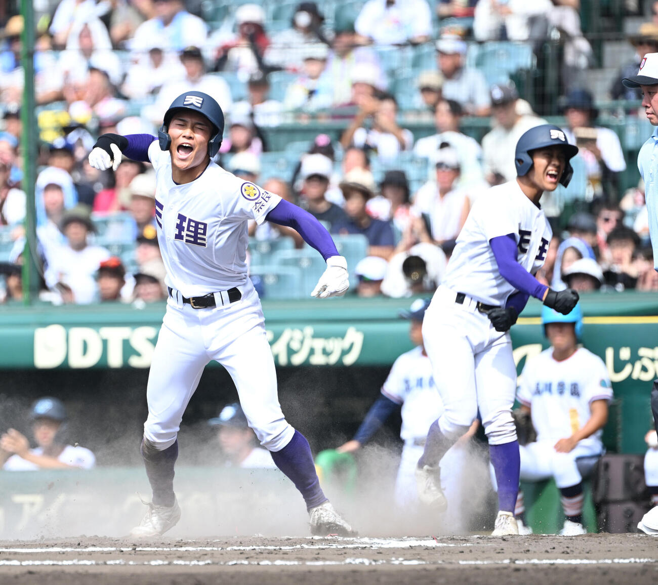 天理対高川学園　　6回天理1死満塁、山中喜晴の中で生還した前田奨太はガッツポーズ（撮影・和賀正仁）