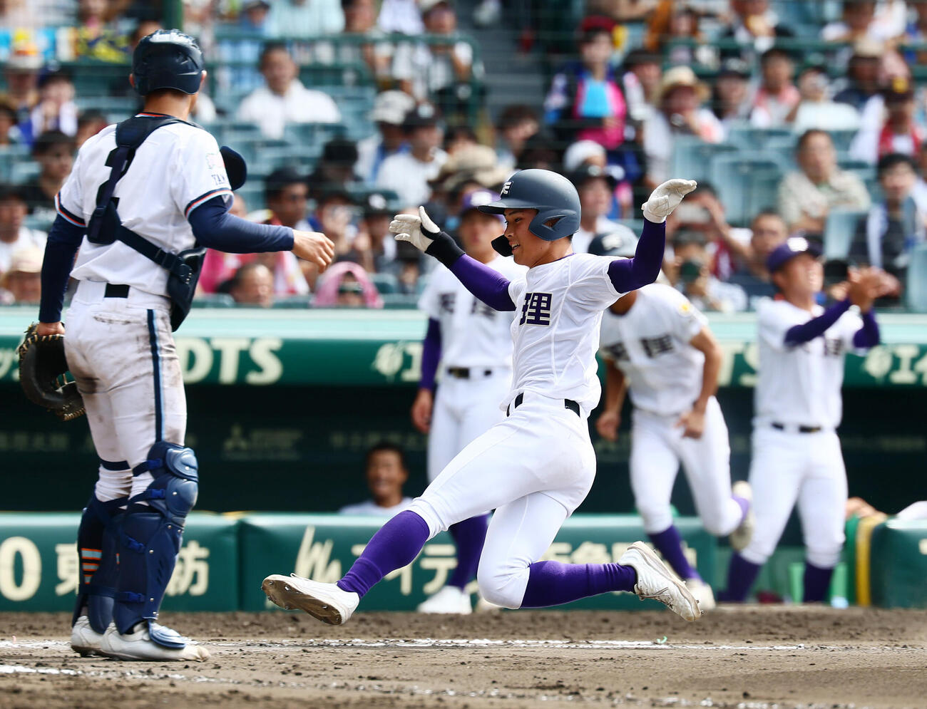 天理対高川学園　6回表天理1死満塁、三走前田奨太は山中喜晴の中犠飛で生還（撮影・加藤哉）