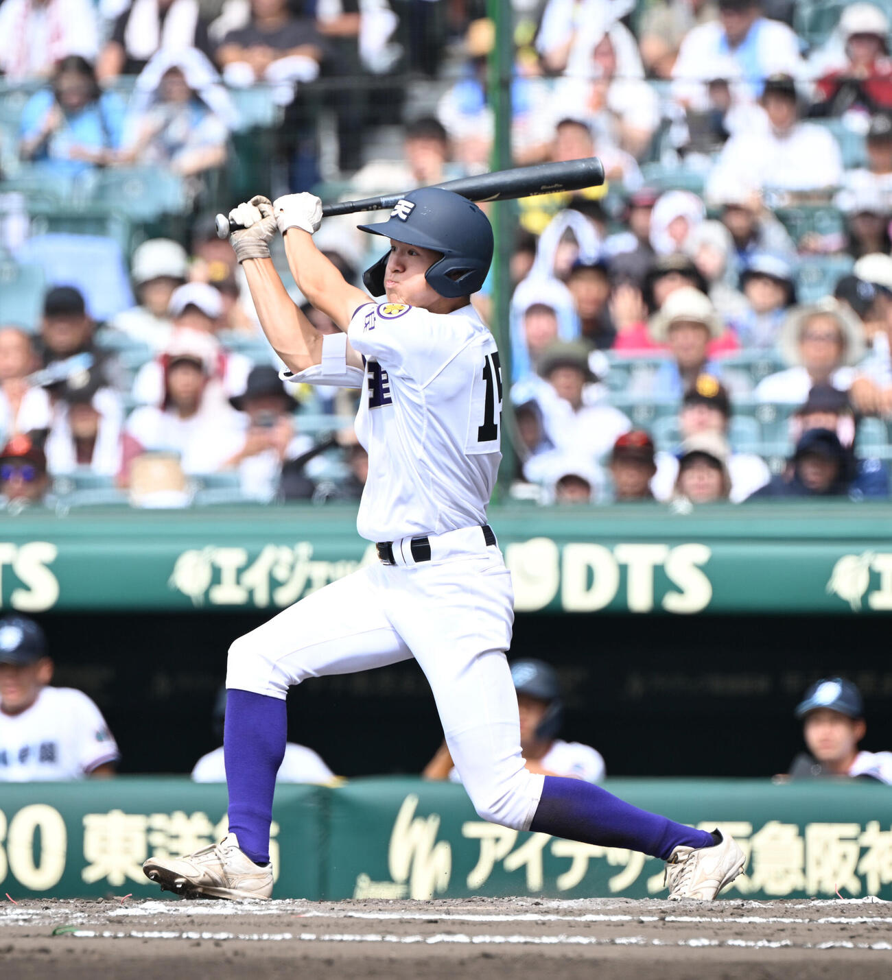 天理対高川学園　　6回天理1死満塁、中犠飛を放つ天理・山中喜晴（撮影・和賀正仁）