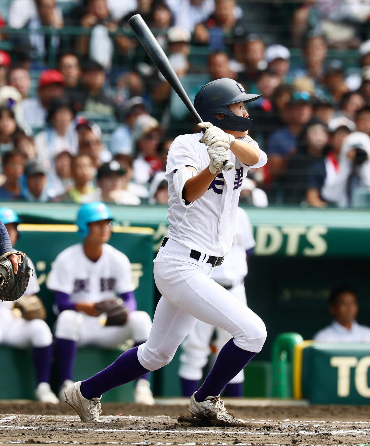 天理対高川学園　6回表天理1死満塁、山中喜晴は勝ち越し中犠飛を打ち上げる（撮影・加藤哉）