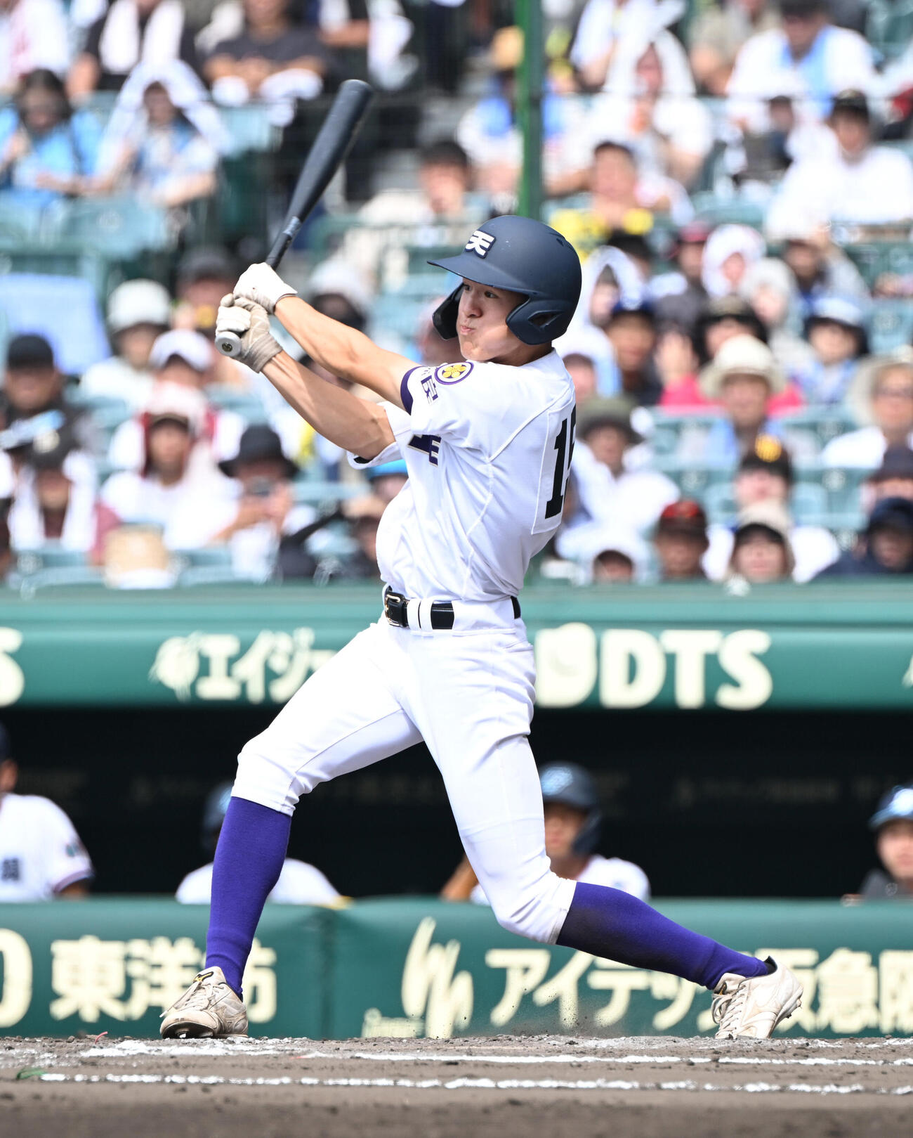 天理対高川学園　　6回天理1死満塁、中犠飛を放つ天理・山中喜晴（撮影・和賀正仁）