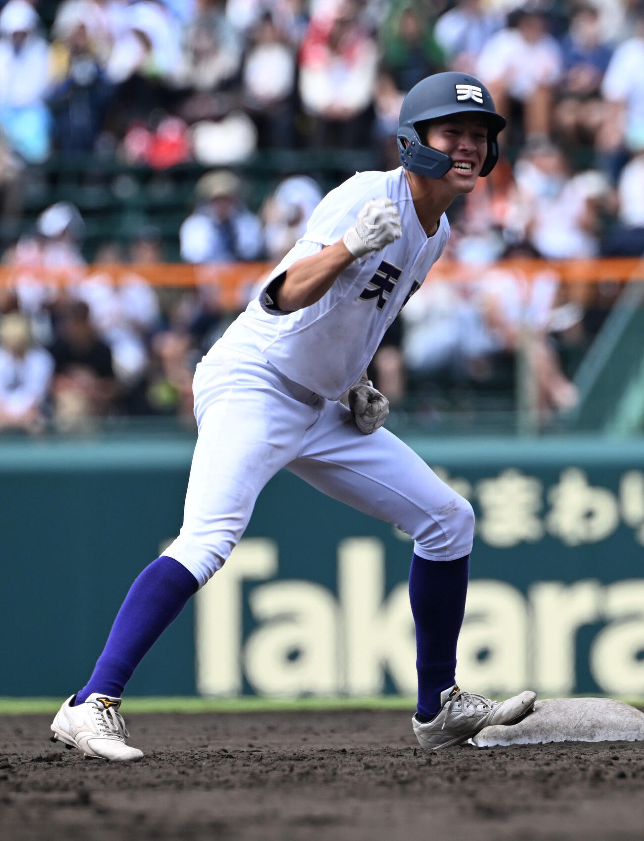 天理対高川学園　8回表天理1死満塁、一塁線を破る適時二塁打を放った山中喜晴はガッツポーズ（撮影・和賀正仁）