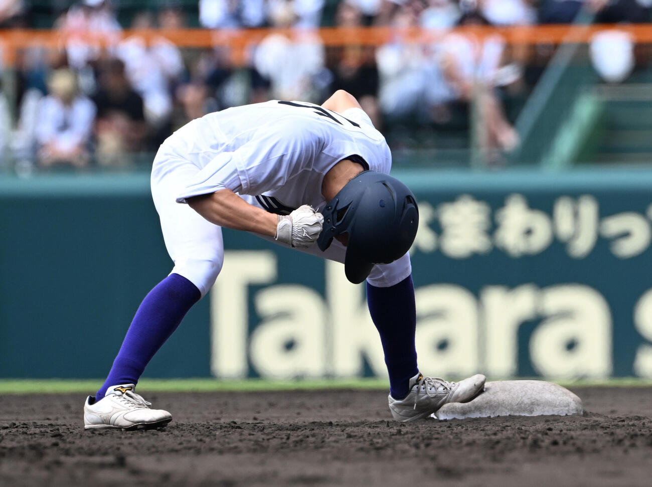 天理対高川学園　8回表天理1死満塁、一塁線を破る適時二塁打を放った山中喜晴はガッツポーズ（撮影・和賀正仁）