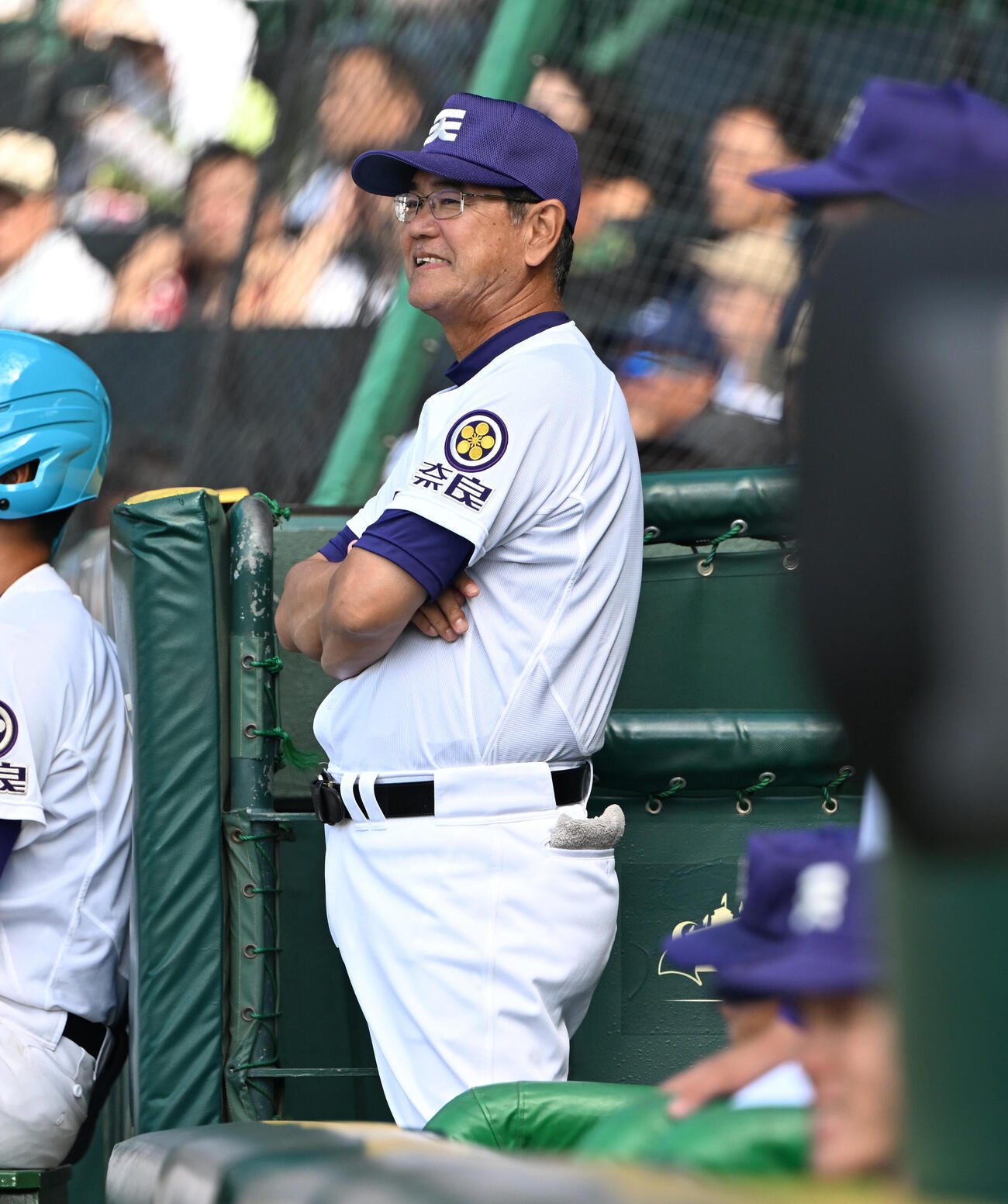 天理対高川学園　　ベンチから指揮をとる天理・藤原忠理監督（撮影・和賀正仁）