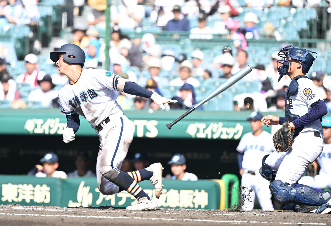 天理対高川学園　　4回裏高川学園2死一塁、左中間に適時二塁打を放つ河内山潤（撮影・和賀正仁）
